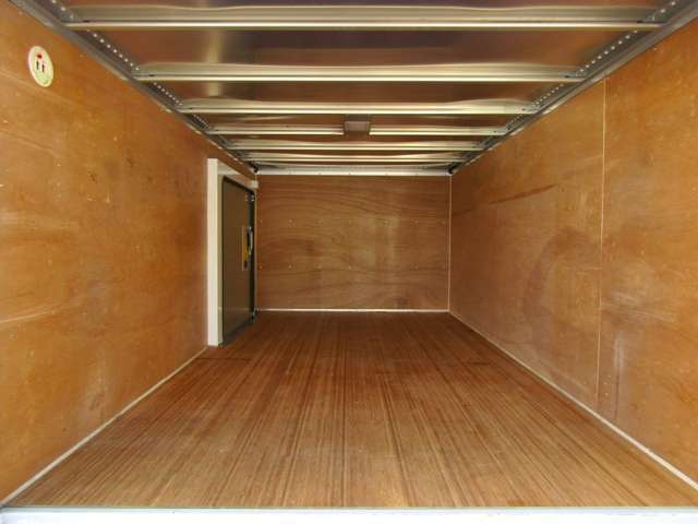 全面木板貼りなので、積み荷が滑らずキズの心配も必要なし♪