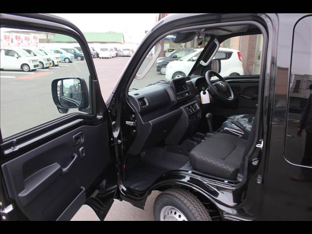 店内の大きなショールームには人気車種を展示してあります。暑い日でも涼しい店内でゆっくりご覧いただけます。