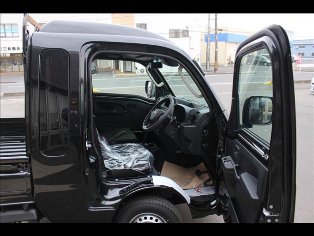 アベカツの納車式☆花束＆ゴールデンキーをもっての記念撮影☆10年に1度と言われるお車の買い替え。忘れられない瞬間をスタッフと主役のお客様で作り上げましょう！！