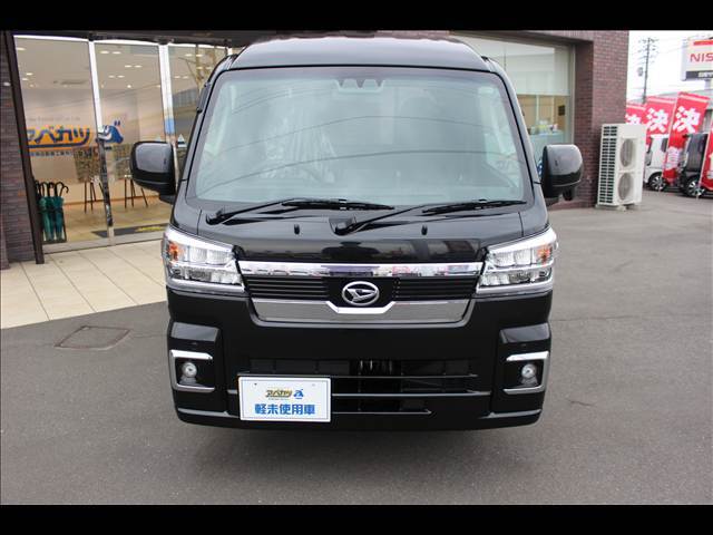 広い展示場には目移りしちゃうくらい軽・届出済未使用車が展示されてます