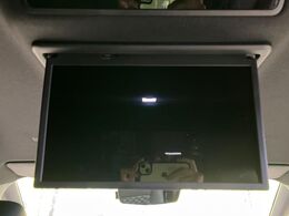 【純正14型フリップダウンモニタ】カーナビで再生したDVD映像などを後席で観られる後席モニタ。前席と後席でそれぞれが楽しめる前後個別再生機能も。ドライブがより楽しくなります。