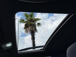 サンルーフ付で探している方も多いんではないでしょうか！最初から装着されていれば嬉しい装備品★開放感溢れる中でのドライブはテンションも上がり楽しくなります