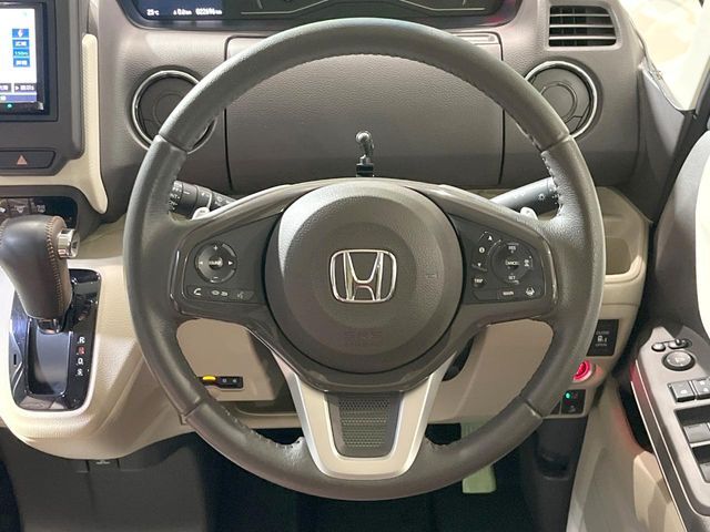 インテリアに合わせたデザインのステアリングは、運転される方のことも考え、運転しやすい形状、大きさです。是非一度、実際に触ってお確かめください。