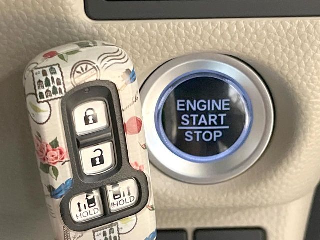 【Hondaスマートキー】カバンやポケットに入れたままでもドアの施錠・解錠が可能なスマートキーを装備。エンジンのオン・オフ時もカギを取り出す必要が無いからとっても便利です♪