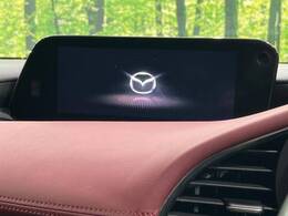【8.8インチマツダコネクト】車内の雰囲気にマッチした大型のディスプレイ。スマホ接続でのナビ使用やBluetooth再生等、様々な機能が楽しめます。直感的なダイヤル操作が可能で、使い勝手も良好です。