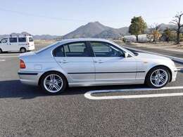 M54型3Lは低回転から驚くほどトルクがあり、しかも回せばパワフル。BMWのNAエンジンはパワーバンドのフィーリング・パフォーマンスが格別です。E46のATはE90に比べてアクセルを踏めばパワフルに回ってくれる設定。