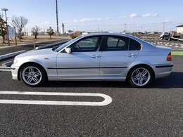 M54型3Lは低回転から驚くほどトルクがあり、しかも回せばパワフル。BMWのNAエンジンはパワーバンドのフィーリング・パフォーマンスが格別です。E46のATはE90に比べてアクセルを踏めばパワフルに回ってくれる設定。