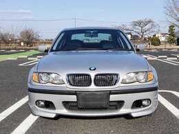 M54型3Lは低回転から驚くほどトルクがあり、しかも回せばパワフル。BMWのNAエンジンはパワーバンドのフィーリング・パフォーマンスが格別です。E46のATはE90に比べてアクセルを踏めばパワフルに回ってくれる設定。