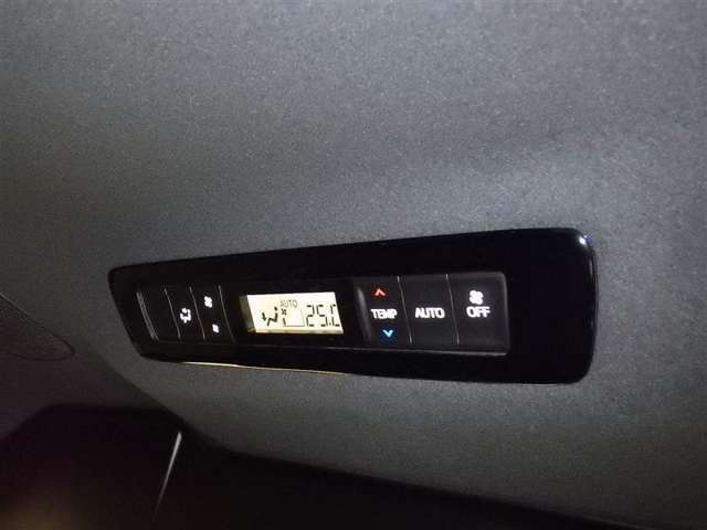 【オートエアコン】お好みの温度に設定して頂くと、車内の温度を自動調整♪快適にクルマの中を過ごして頂けます。