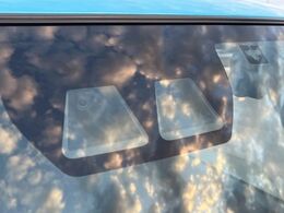 【スマートアシスト】走行中に前方の車両等を認識し、衝突しそうな時は警報とブレーキで衝突回避と被害軽減をアシスト。より安全にドライブをお楽しみいただけます。