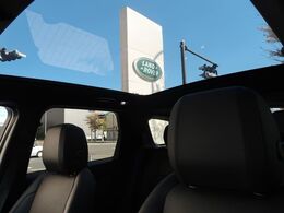 明るく開放的な光を生み出し広々とした空間を演出するパノラミックルーフ！ダークティンテッド強化ガラスは快適な車内温度を維持し日差しの影響を抑えるとともにプライバシーを保つ。電動サンブラインドも装備！