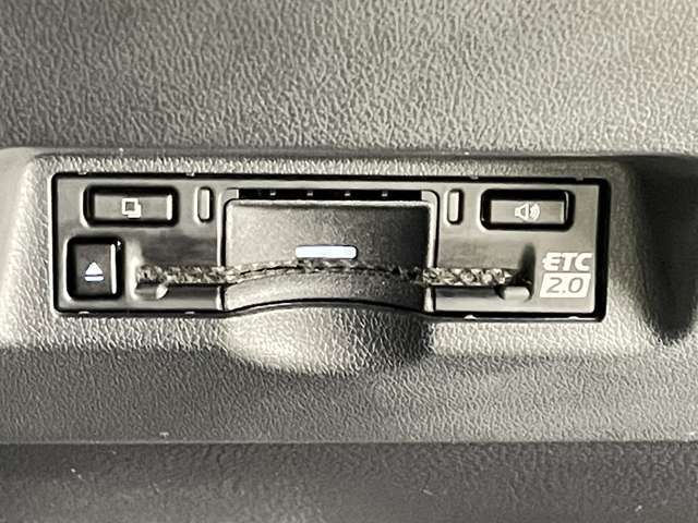 【ETC】有料道路を利用する際に料金所で停止することなく通過できる、ETC車載器（ノンストップ自動料金収受システム機器）が装備されています。セットアップを行うことで利用可能になります。