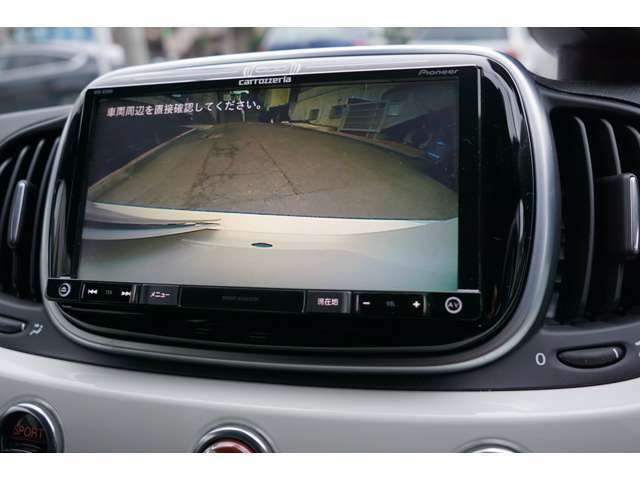 シフトをRに入れると車両後方の映像がスクリーンに表示されます。