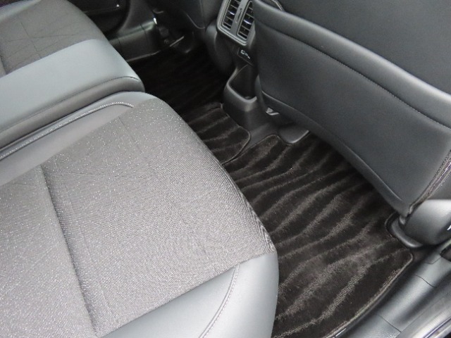 【後部座席のフロアマット】後部座席も純正フロアマット付きです。こちらも大きなスレや傷、汚れなどなくこちらも綺麗な状態です。