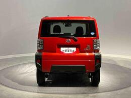 ダイハツのお店は赤い大きな看板が目印です。弊社営業時間は朝9：30から夜17：30　毎週火曜日、第二・第三水曜日が定休日となっております。