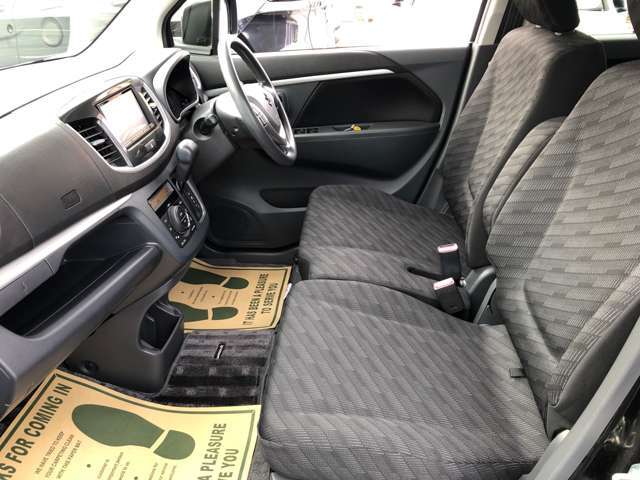 運転席シート廻りは使用感も少なく、良好な状態となっています。前オーナー様が丁寧に使っていたことがよくわかります♪