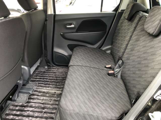 ☆後部座席☆　後部座席も気になるようなキズ・汚れやへたり等、大きなダメージはなく、良好な状態です♪