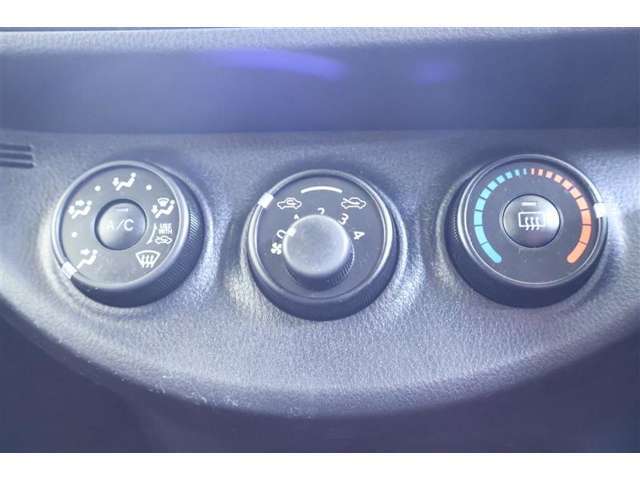 シンプルで使いやすい位置にスイッチがあるマニュアルエアコン搭載車です