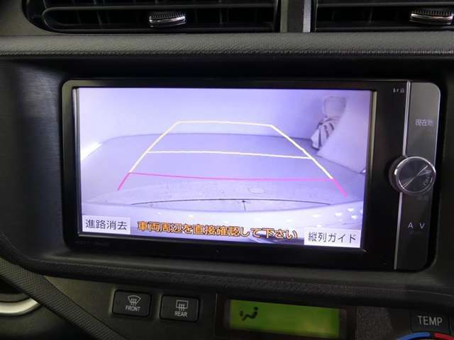 バックガイドモニター付き。車両後方の映像をナビ画面に表示し、駐車などの後退操作をサポートします。