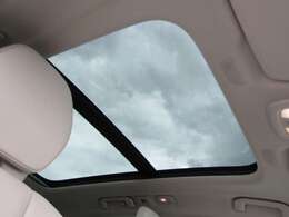 屋根一面まるごととも言える特大サイズのチルトアップ機構付電動パノラマ・ガラス・サンルーフ。晴天時はもちろん、雨天・曇天時にもシェードを開けることで常に開放的な車内空間を実現させてくれます。