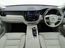 車内は、美しい仕上がりのインテリアが清々しくも落ち着いた雰囲気を醸し出し、独特の居心地のよさを感じさせる、まさにスカンジナビアン・デザインの傑作と呼ぶにふさわしい空間となっています。