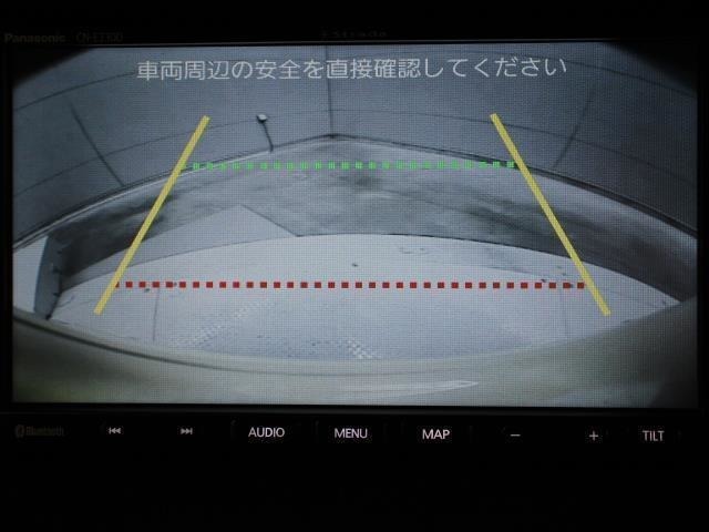 目視では確認しづらい車両後方を表示するカラーバックモニターが装備されています。スムーズな車庫入れや縦列駐車をサポートします。