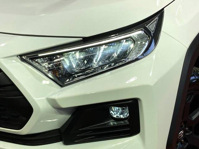 【LEDヘッドライト】悪天候や夜間走行時も良好な視界を確保し安心して運転できる高輝度LEDヘッドライトを装備！点灯速度が早く、消費電力も抑えられています。