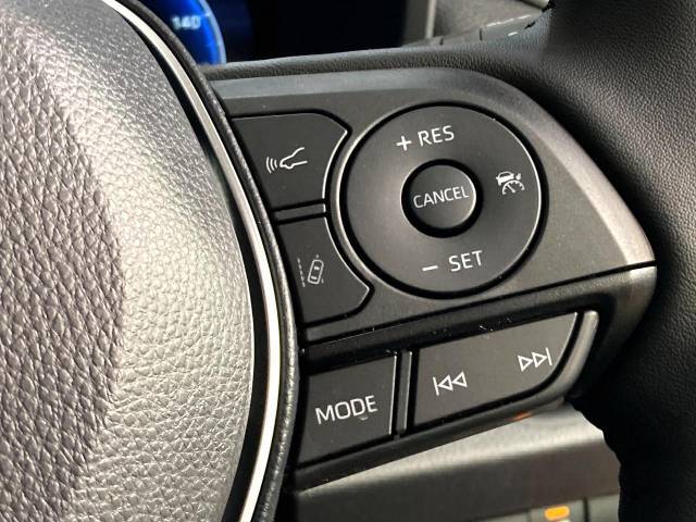【レーダークルーズコントロール】高速道路での長距離走行が楽に！！自動で速度を保つクルーズコントロールが、衝突軽減システムと連携し、前方の車両を感知して車間を保つように速度調節してくれます！！