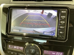 リバースギアに入れるだけで後方の表示へ切り替わります。夜間や雨の日の駐車も楽になりますよ。