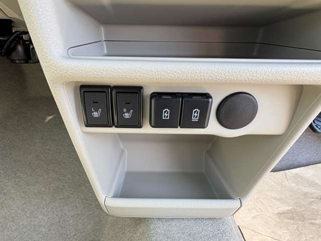 USB電源ソケットを装備☆タイプAとタイプCとなっております☆運転席・助手席シートヒーターが付いています☆