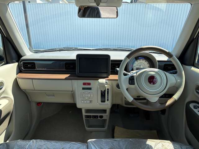 ナビの取付位置も見やすい場所にあり、その他のスイッチ類も運転者が操作し易い様に配置されています。