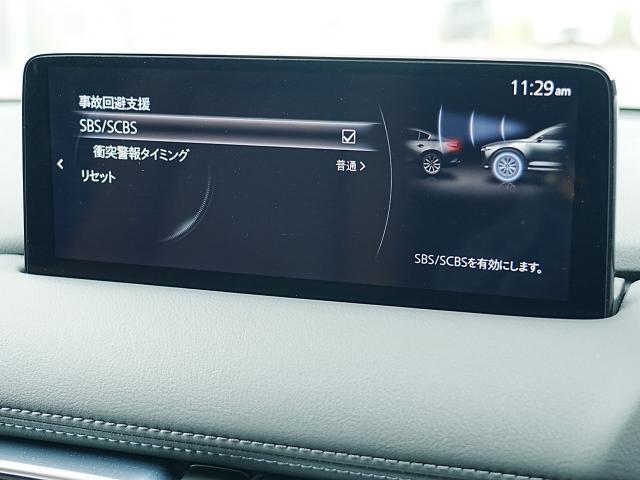 こちらのお車には先進安全装備が多数搭載されています。衝突被害を回避あるいは軽減するためのブレーキや、後方死角からの接近警報、車線逸脱を防止する警報装置など、詳しくはスタッフまでお尋ねください。