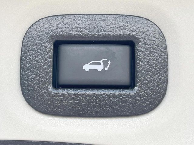 【ハンズフリーパワーバックドア】リアバンパー下部に足先を出し入れするだけでバックドアが自動で開閉♪両手が荷物でふさがっている時でもラクラク開閉操作が行えます！