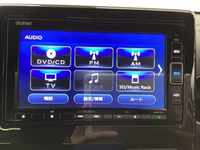 メモリーナビにフルセグTV機能あり。　ドライブや旅行に欠かせない装備です。