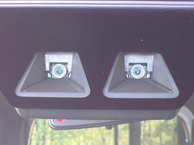 【スマートアシスト】走行中に前方の車両等を認識し、衝突しそうな時は警報とブレーキで衝突回避と被害軽減をアシスト。より安全にドライブをお楽しみいただけます。