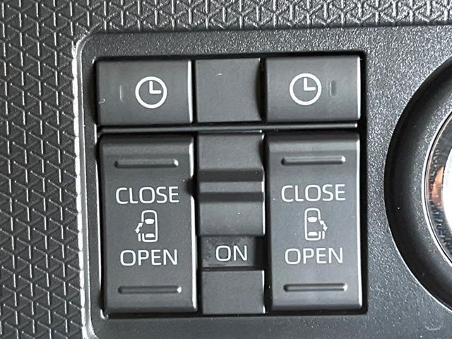 【両側パワースライドドア】スマートキーや運転席のスイッチで後席両側スライドドアの開閉が可能♪電動だから力を入れてドアを開ける必要が無く、小さなお子様でも簡単に開け閉めでき快適です♪