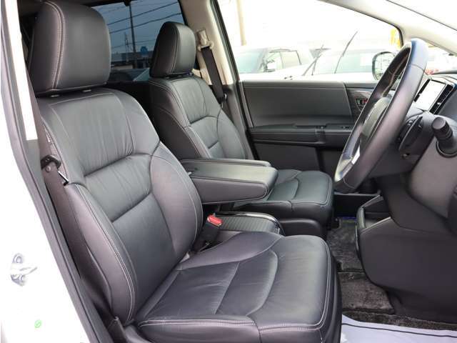 運転席シート☆オプションの黒革シート☆とてもキレイな室内です☆