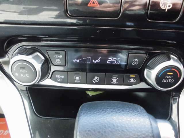 温度を設定するだけで車内を快適に保ってくれる、フルオートエアコンを装備しています。