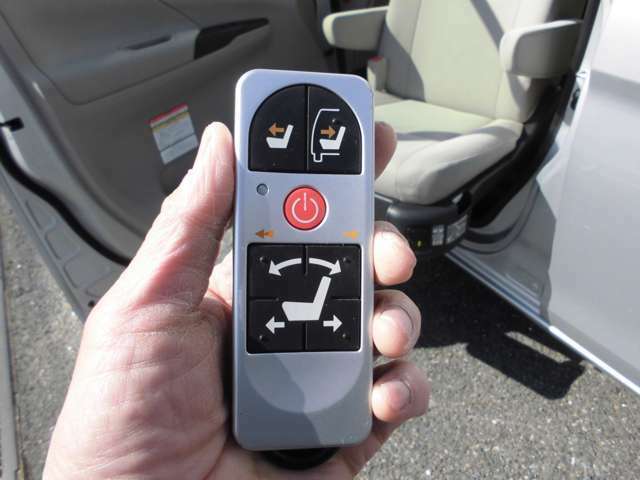 助手席スライドアップシートの操作は、ワイヤレスリモコンで行います。助手席が車内に格納されている間は、前後スライドとリクライニングもリモコンで操作が可能です。
