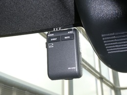 ◆ドライブレコーダー◆映像・音声などを記録する自動車用の装置です。　もしもの事故の際の記録はもちろん、旅行の際の思い出としてドライブの映像を楽しむことができます。