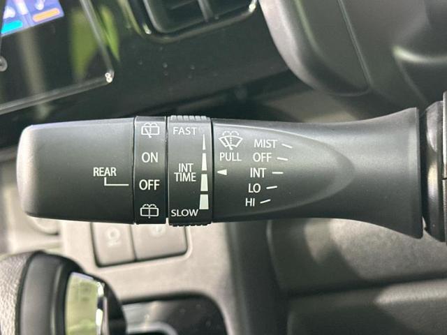 WECARSの展示場では実際に見て、触ってお車をお選びいただけます！知識の豊富な営業スタッフが様々なカーライフをご提案いたします！