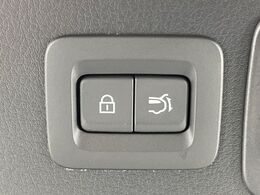 【パワーバックドア】スマートキーや運転席のボタンを押すだけでリアゲートが自動で開閉します！荷物を持っている時や、高い位置にあるバックドアを閉める際に便利な機能です♪