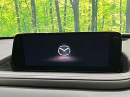 【8.8インチマツダコネクト】車内の雰囲気にマッチした大型のディスプレイ。スマホ接続でのナビ使用やBluetooth再生等、様々な機能が楽しめます。直感的なダイヤル操作が可能で、使い勝手も良好です。
