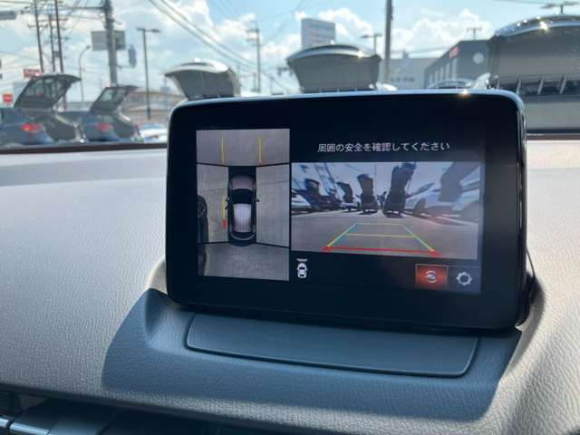 360度ビューカメラを搭載。4方の小型カメラの映像を処理し、車両真上からの映像に変換しています。