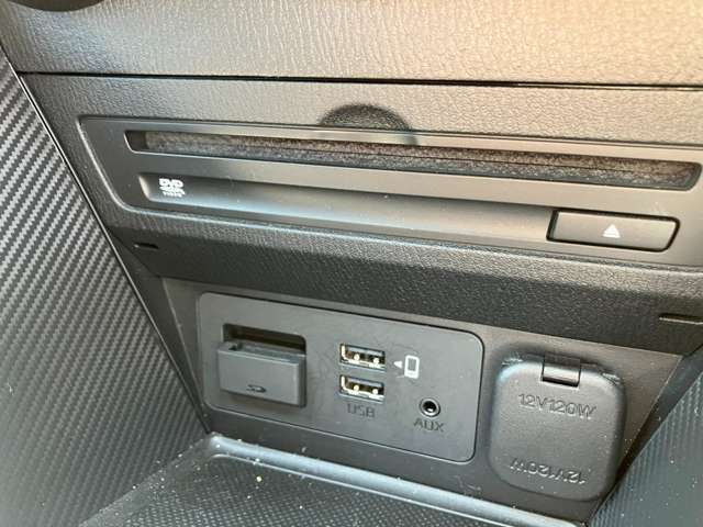 お手元のスマートフォンと接続して頂く事で使用可能な「Apple CarPlay/Android Auto」