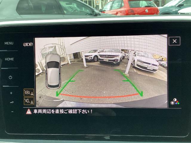リヤビューモニター搭載。ギヤセレクターレバーをリバース（R）に入れると、リヤエンブレムに内蔵されたカメラが後方の映像をディスプレイに映し出し車両後退時の安全をサポートします。
