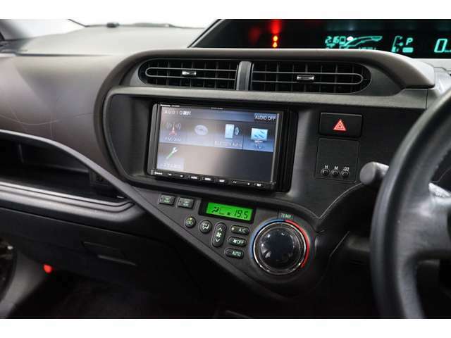 7インチナビ装備！ワンセグTV/CD再生/Bluetooth対応のナビが付いています！各種エンタテインメントがドライブをより盛り上げます。また、オートエアコン装備なので車内の温度管理もばっちりです！！