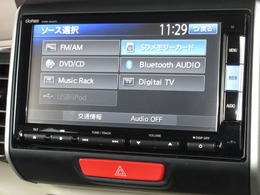 ナビゲーションはギャザズメモリーナビ（VXM-152VFi）を装着しております。AM、FM、CD、DVD再生、Bluetooth、音楽録音再生、フルセグTVがご使用いただけます。