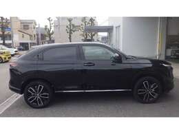 ハイブリッドならではの静かさを、遮音材を各所に配置することでよりいっそう高めています。またアイドリングストップで停車中も静か。セルモーターを使用しないエンジン再始動もスムーズそのものです。