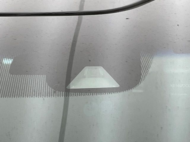 【ホンダセンシング】走行中に前方の車両等を認識し、衝突しそうな時は警報とブレーキで衝突回避と被害軽減をアシスト。より安全にドライブをお楽しみいただけます。